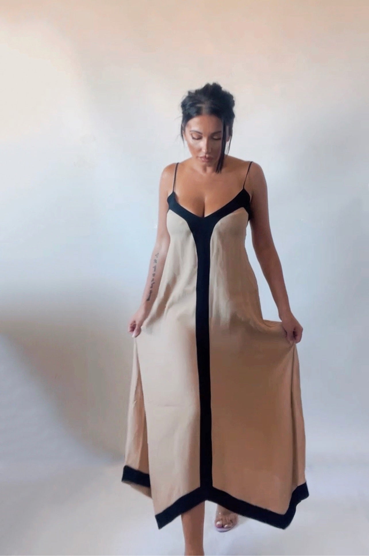 ROBE BRETELLES COL EN V