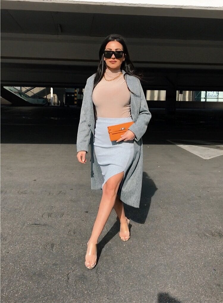 Manteau-gris-femmebranchee