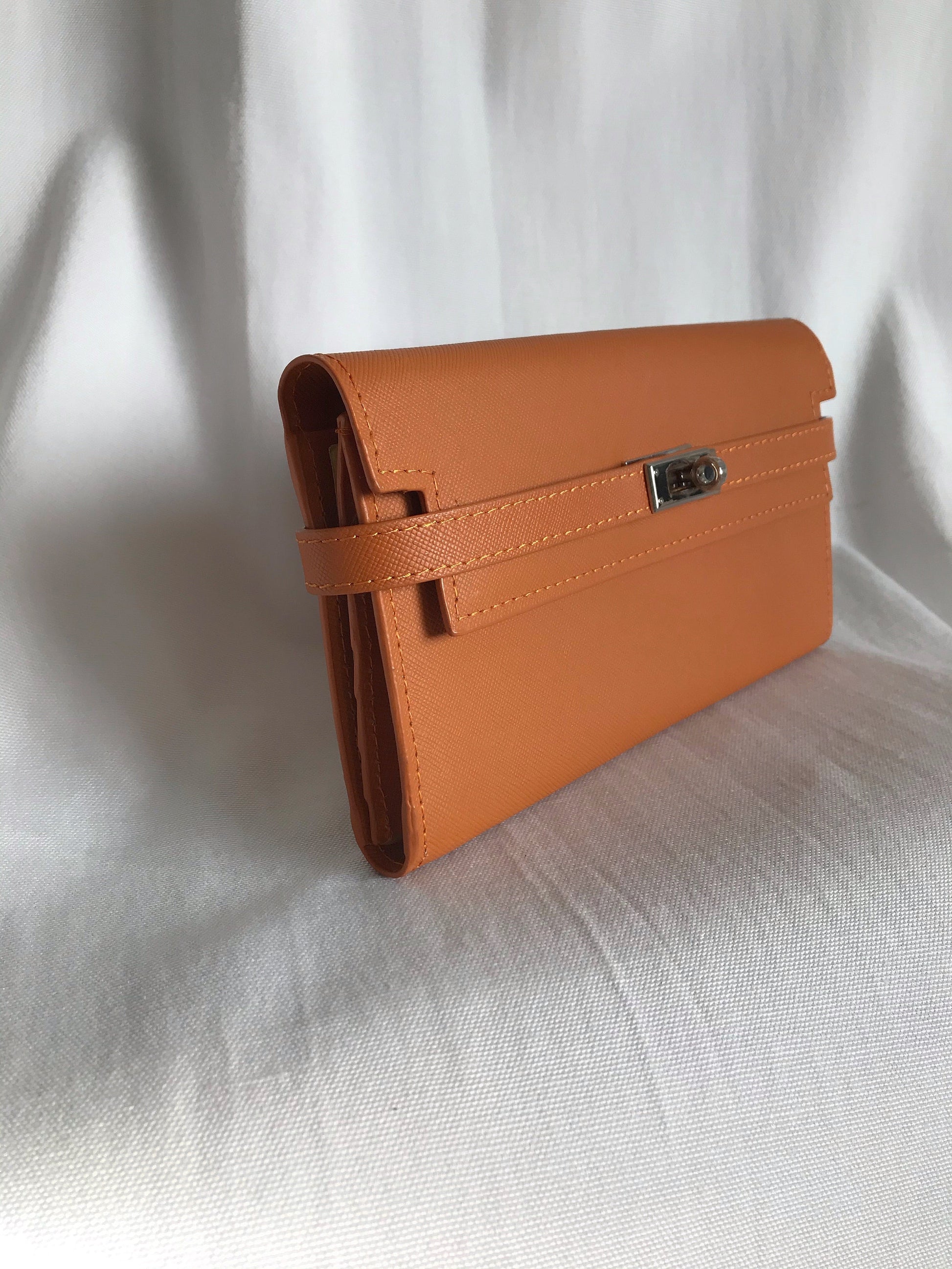 Portefeuille-orange-en-cuir-femmebranchee