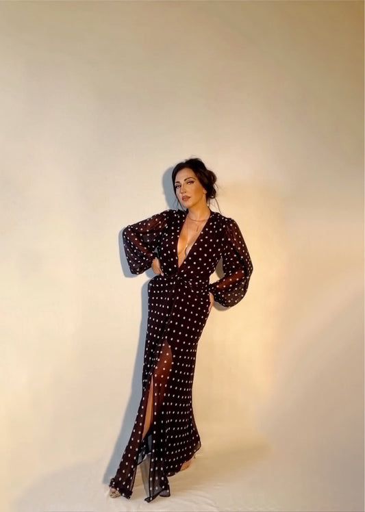 Robe-à-pois-avec-un-noeud-femmebranchee