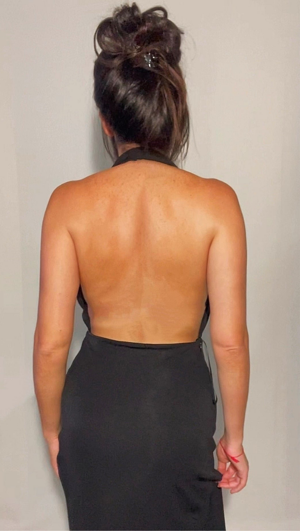 ROBE LONGUE NOIR À ENCOLURE