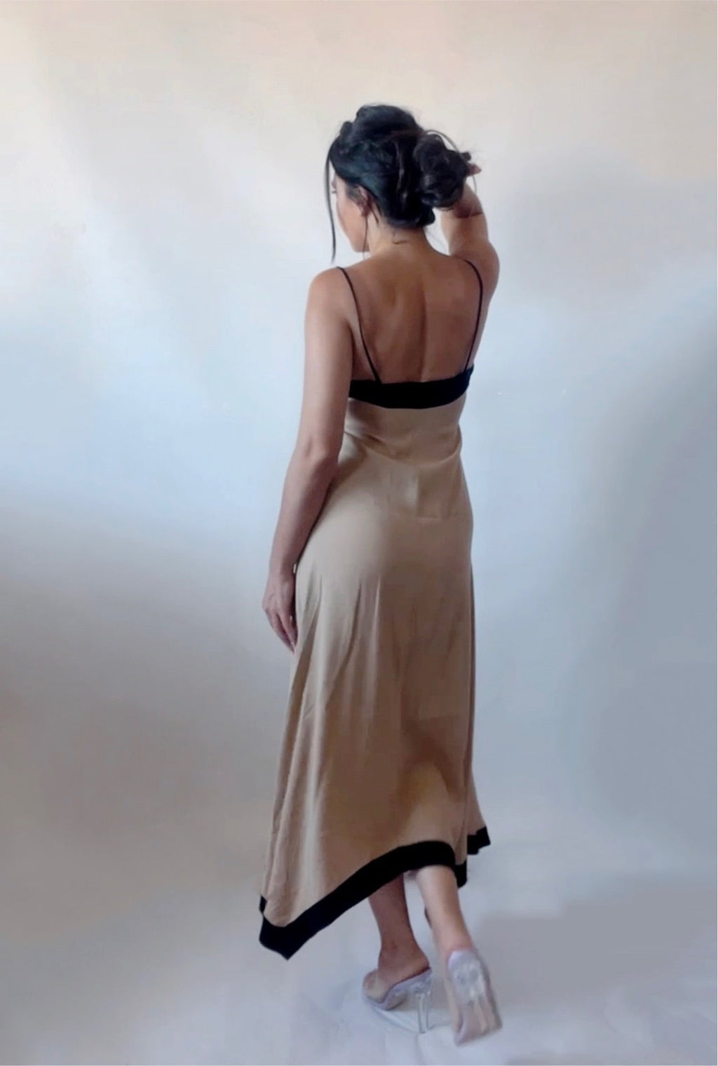 ROBE BRETELLES COL EN V