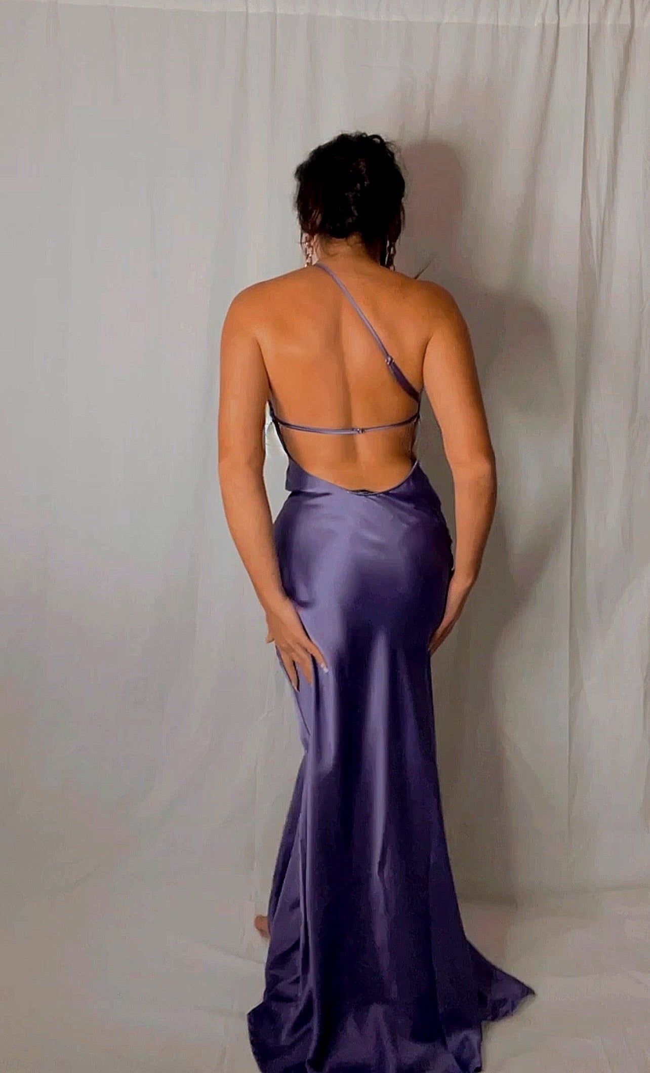 ROBE SATINÉE ASYMÉTRIQUE