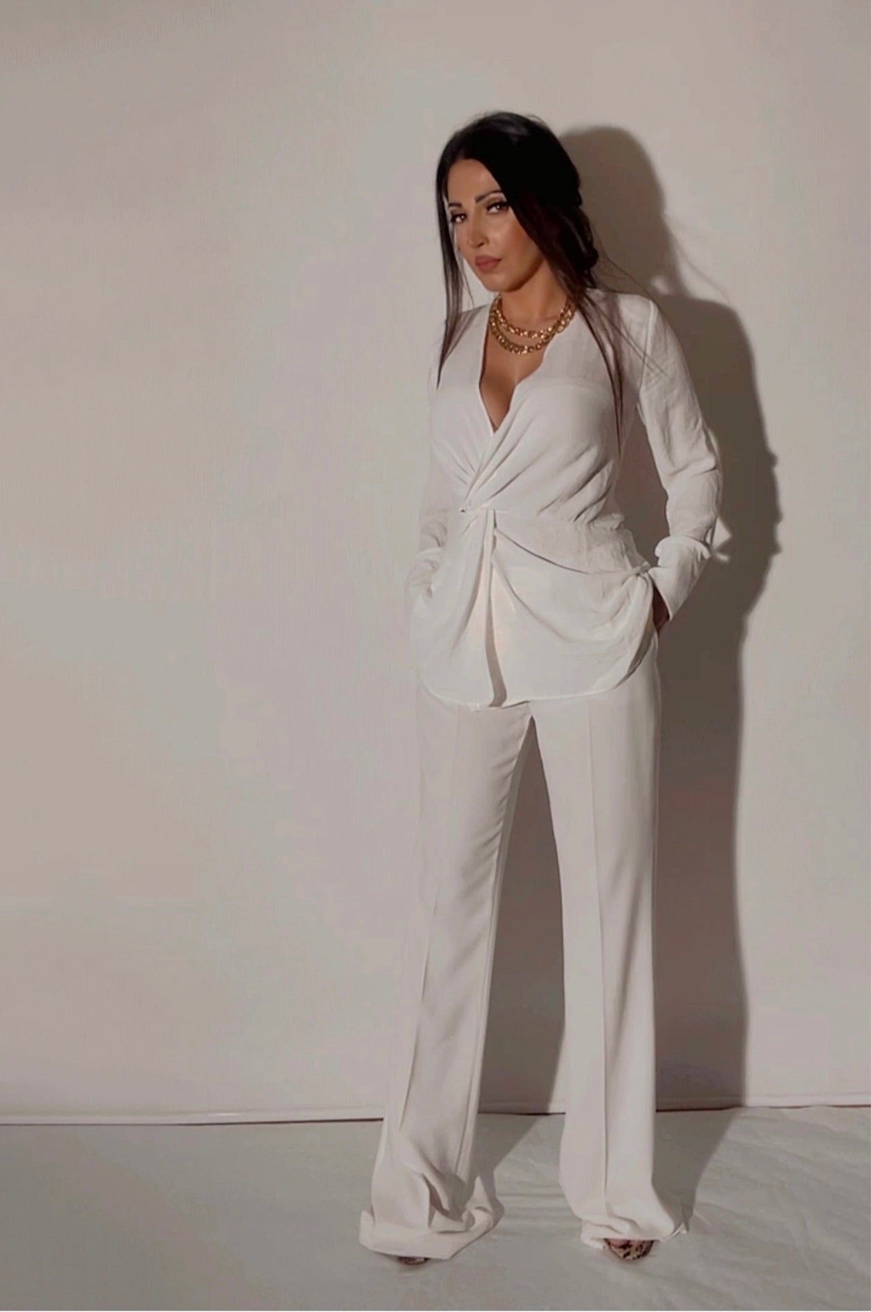 CHEMISIER-AVE- DÉTAIL-DE-NŒUD-avec-pantalon-femmebranchee