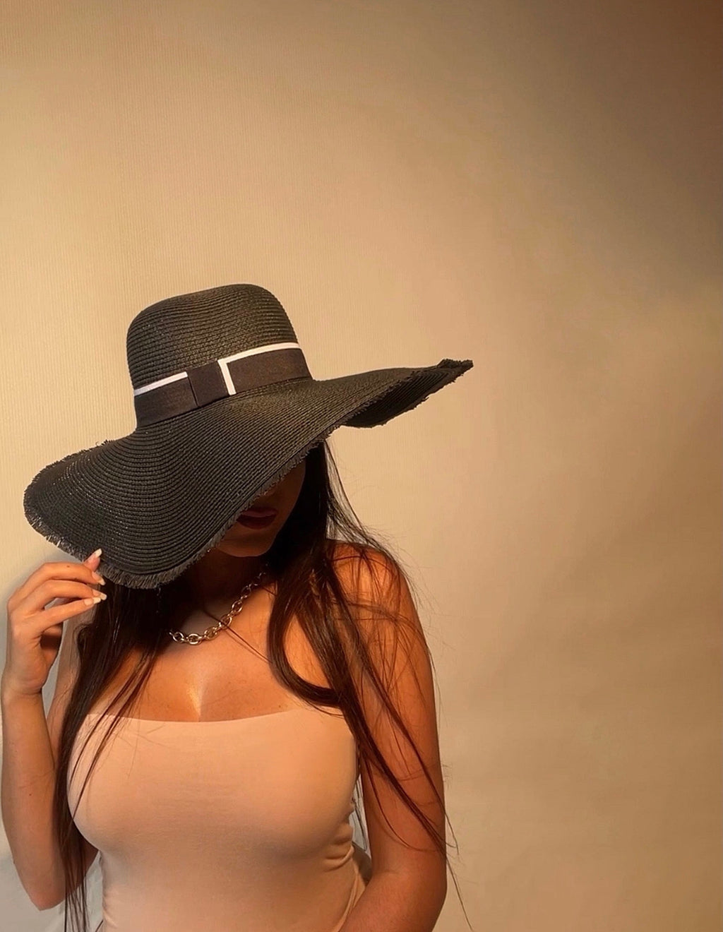 Chapeau-noir-femmebranchee-zara