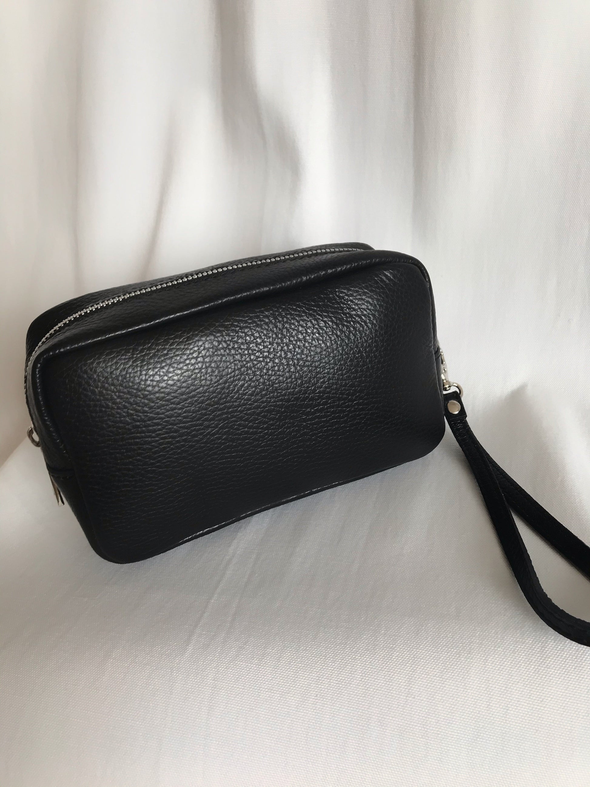 Pochette-en-cuir-noir-femmebranchee