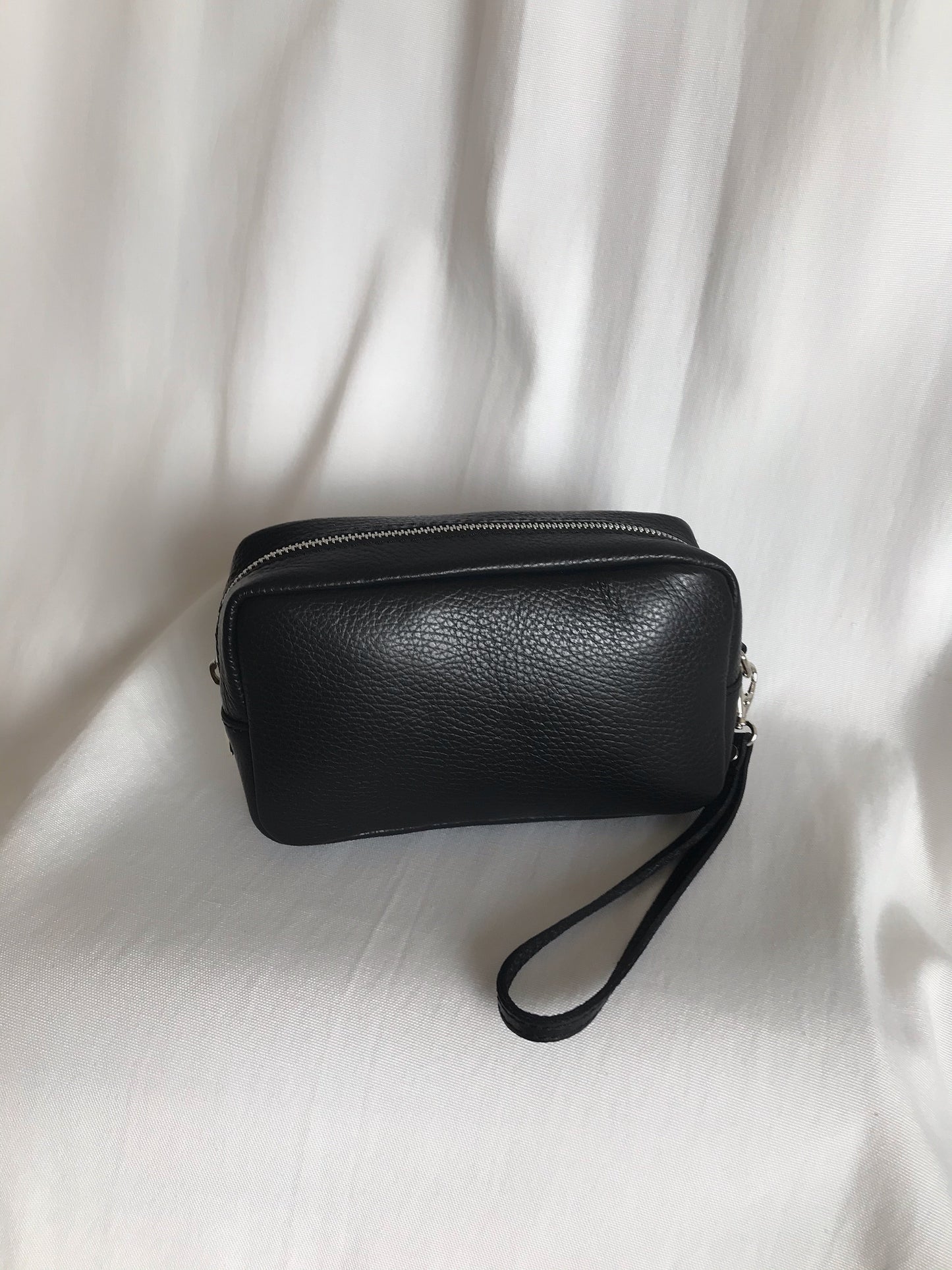 Pochette-noir-en-cuir-femmebranchee