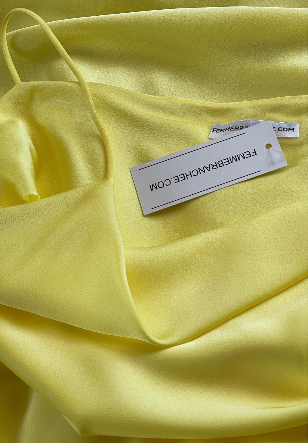 Robe-en-satin-jaune-vif-femmebranchee