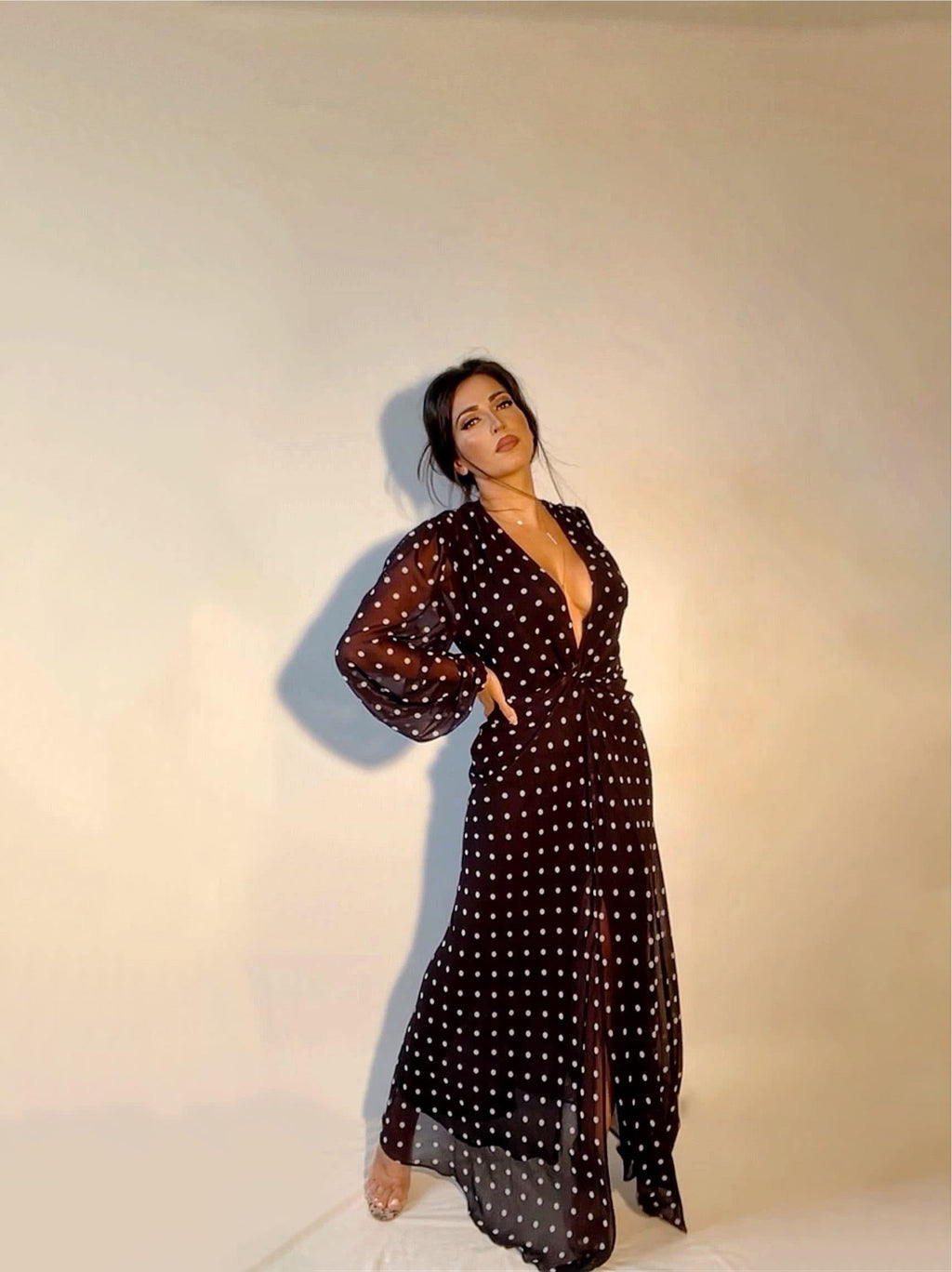 Robe-imprimée-à-pois-avec-un-noeud-femmebranchee