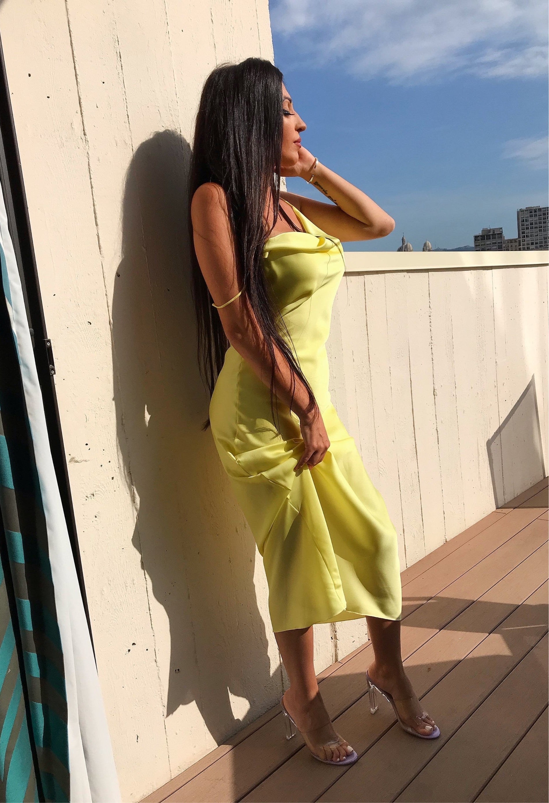 Robe-longue-en-satin-jaune-vif-femmebranchee