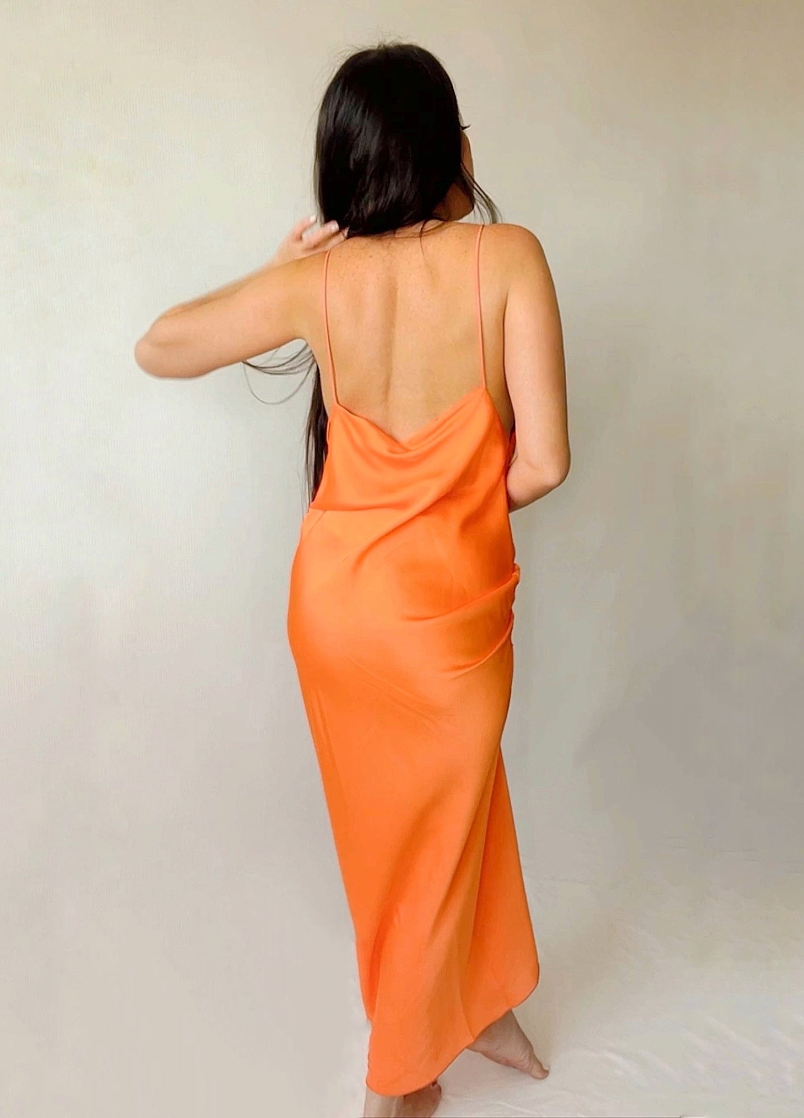 Robe-longue-orange-satin-femmebranchee