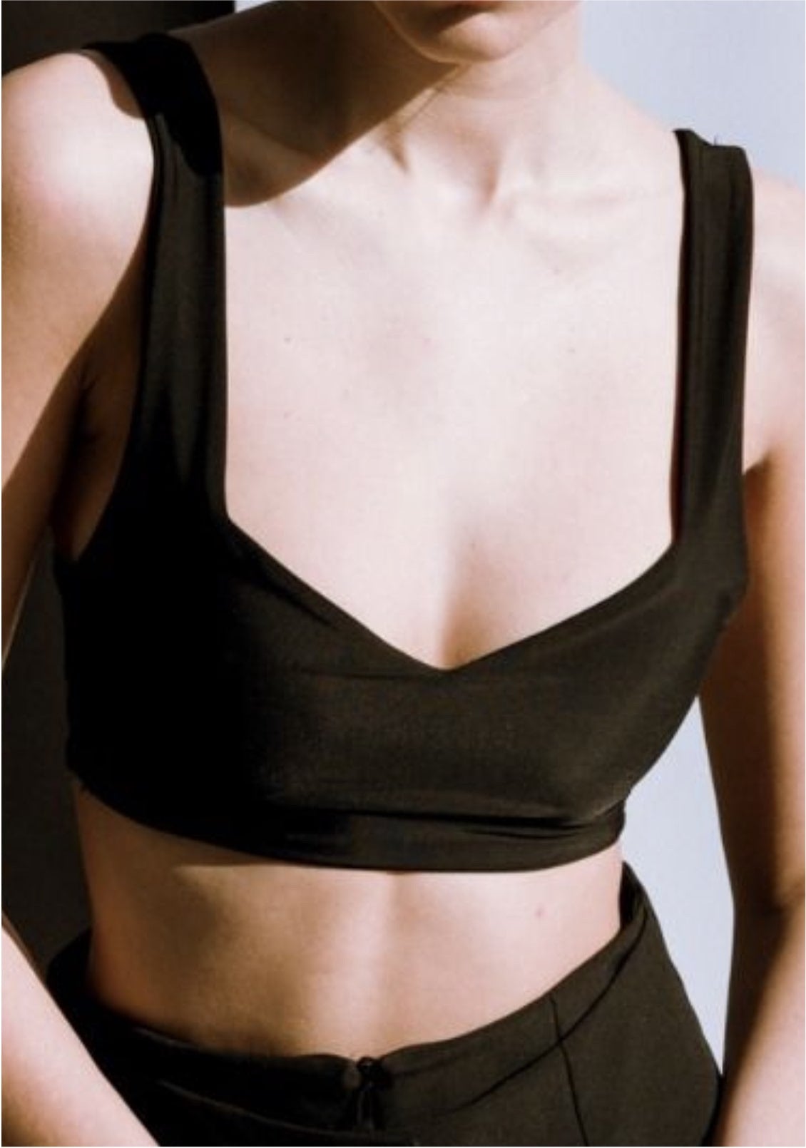 Top-court-Noir-femmebranchee