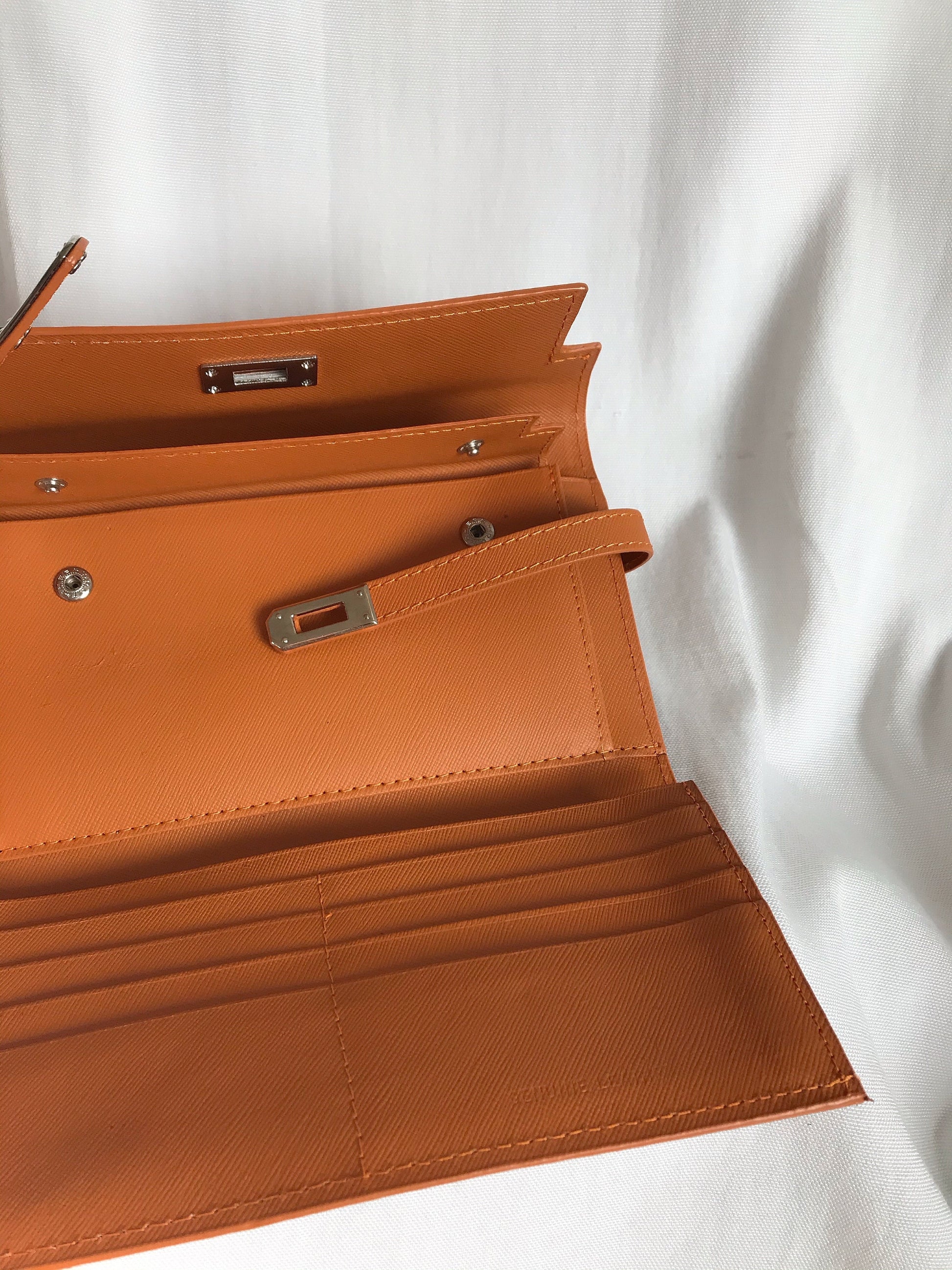 pochette-orange-en-cuir-femmebranchee 